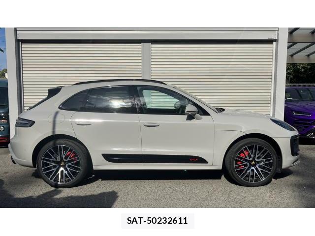 Porsche MACAN 2023-09 8360940-17