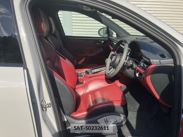 Porsche MACAN 2023-09 8360940-3