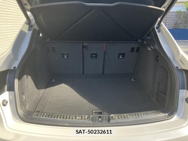 Porsche MACAN 2023-09 8360940-5