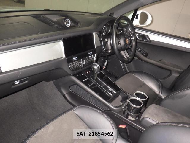 Porsche MACAN 2022-03 8362088-2