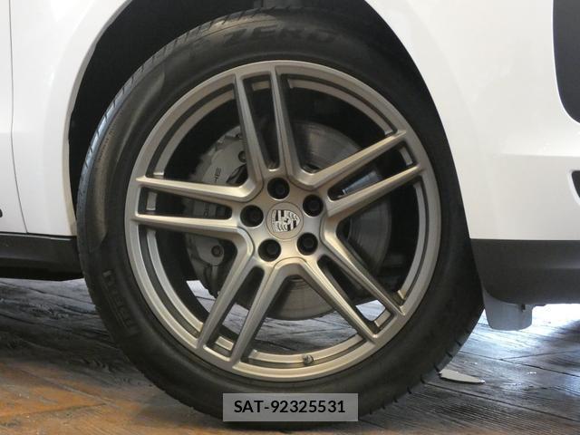 Porsche MACAN 2020-06 8363813-5