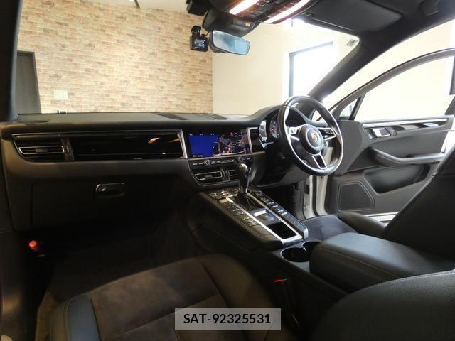 Porsche MACAN 2020-06 8363813-9