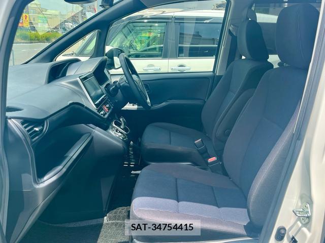 Toyota NOAH 2018-04 8361078-14