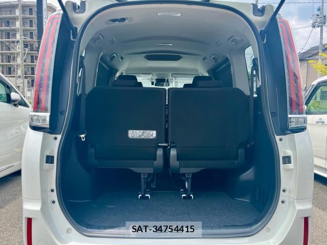 Toyota NOAH 2018-04 8361078-17