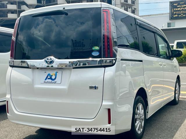 Toyota NOAH 2018-04 8361078-2