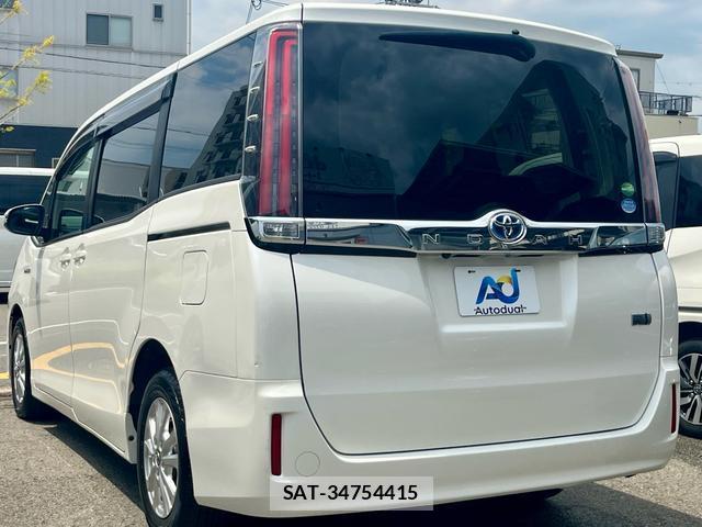 Toyota NOAH 2018-04 8361078-4
