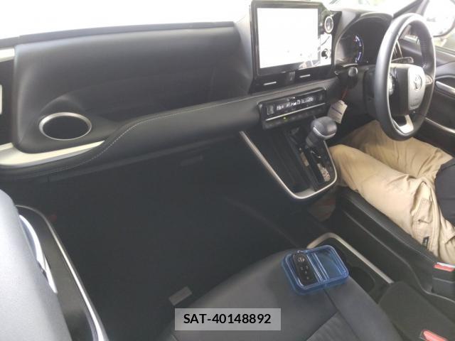 Toyota NOAH 2022-04 8361403-2