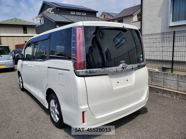 Toyota NOAH 2017-07 8362514-2