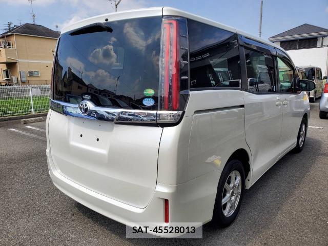Toyota NOAH 2017-07 8362514-3