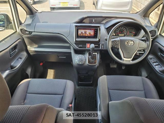 Toyota NOAH 2017-07 8362514-6