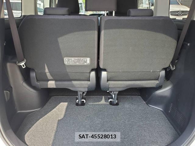 Toyota NOAH 2017-07 8362514-7