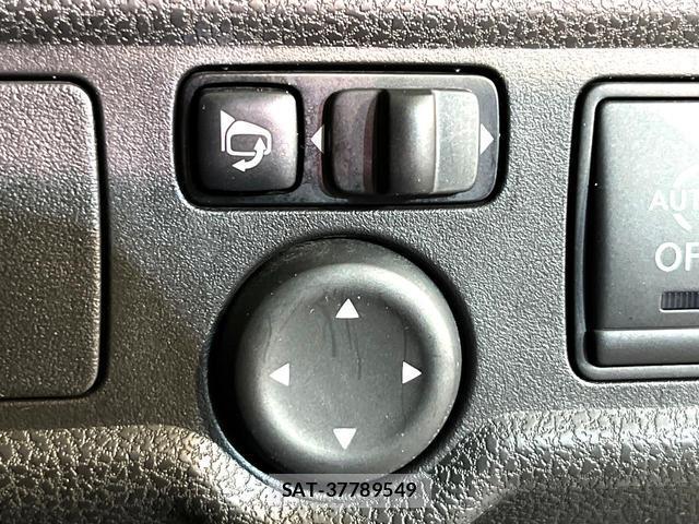 Nissan NOTE 2013-08 8360988-6