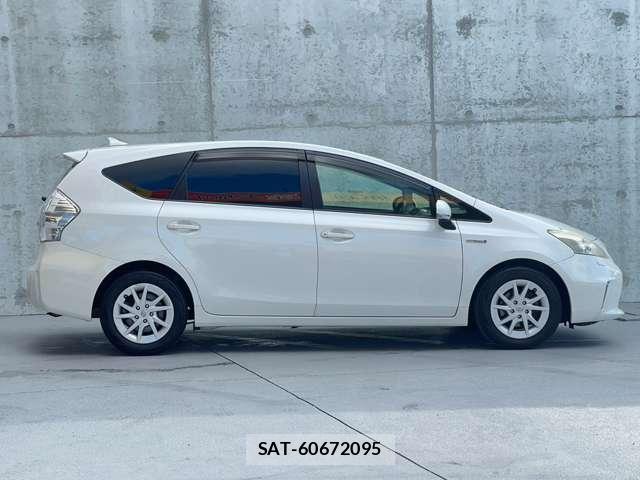 Toyota PRIUS ALPHA 2012-06 8363371-1