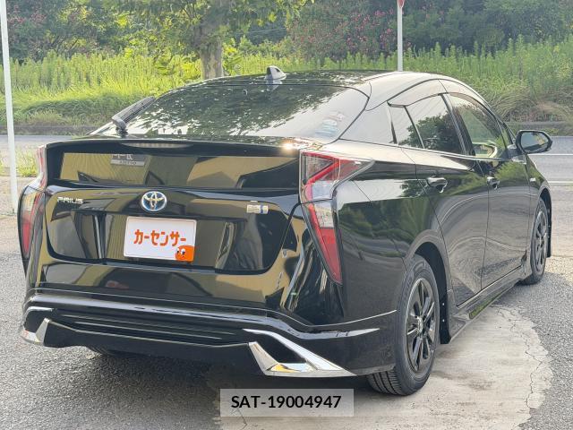 Toyota PRIUS 2017-03 8360590-1