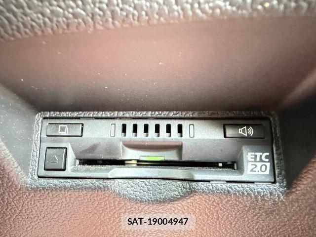 Toyota PRIUS 2017-03 8360590-12