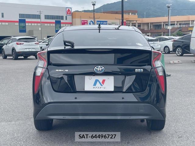 Toyota PRIUS 2016-11 8360597-16