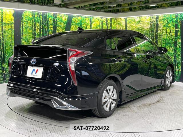 Toyota PRIUS 2017-05 8361477-16