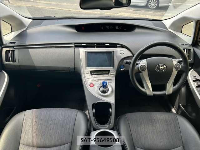 Toyota PRIUS 2014-02 8361855-2