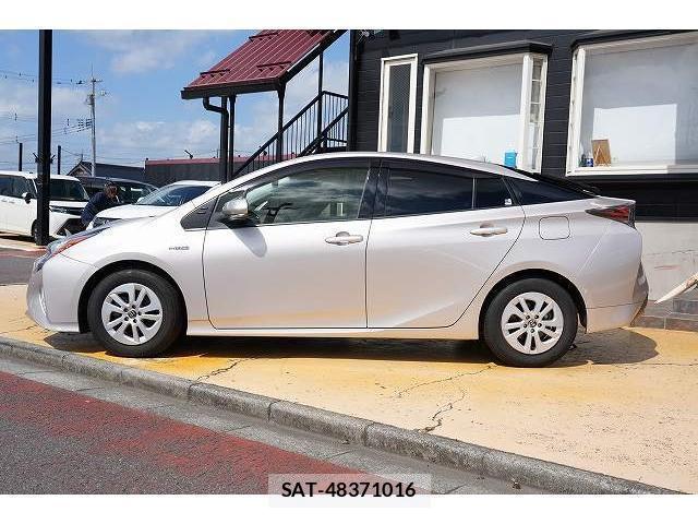 Toyota PRIUS 2017-04 8363381-17