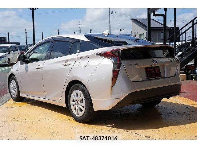 Toyota PRIUS 2017-04 8363381-2