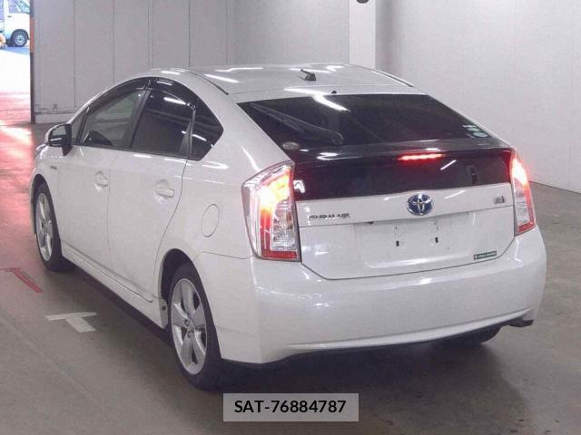 Toyota PRIUS 2013-07 8363431-1