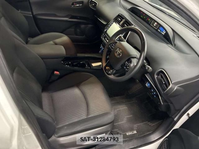 Toyota PRIUS 2021-06 8363444-5
