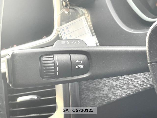 Volvo V40 2017-12 8361003-4