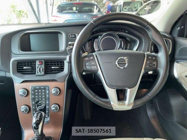 Volvo V40 2018-12 8362077-2