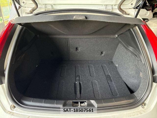 Volvo V40 2018-12 8362077-4