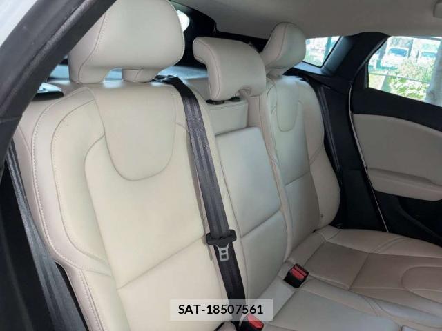 Volvo V40 2018-12 8362077-5