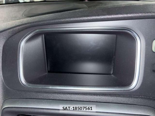 Volvo V40 2018-12 8362077-6