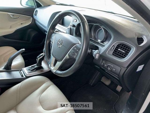 Volvo V40 2018-12 8362077-8
