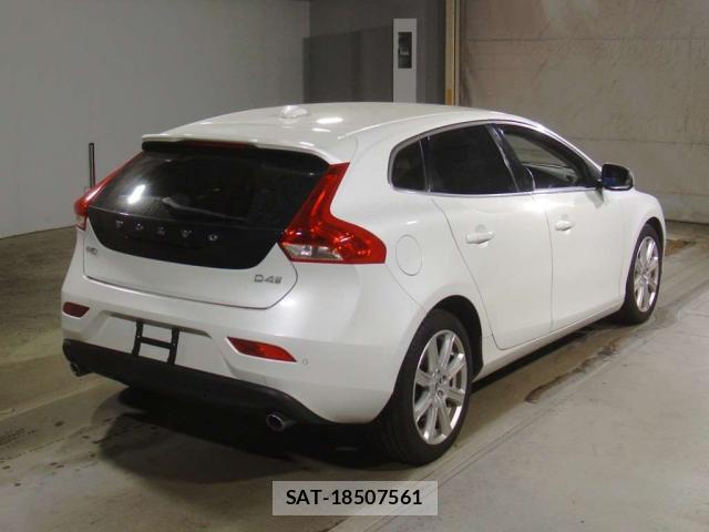 Volvo V40 2018-12 8362077-9