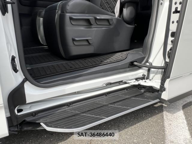 Toyota VOXY 2026-06 8360668-7