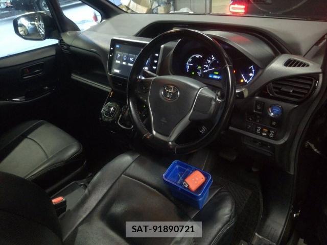Toyota VOXY 2017-10 8360715-2