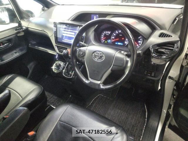 Toyota VOXY 2016-08 8360782-2