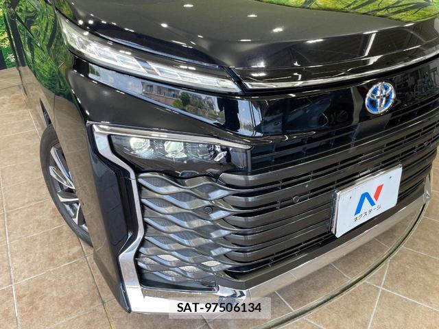 Toyota VOXY 2023-10 8360788-12