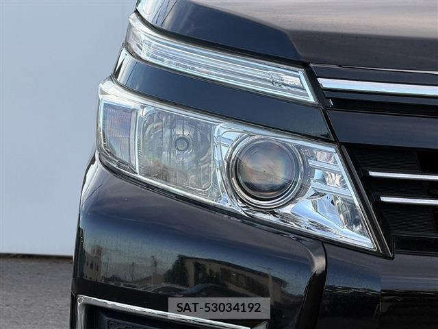 Toyota VOXY 2015-12 8360972-11