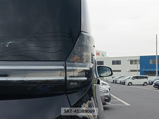 Toyota VOXY 2023-07 8360978-11