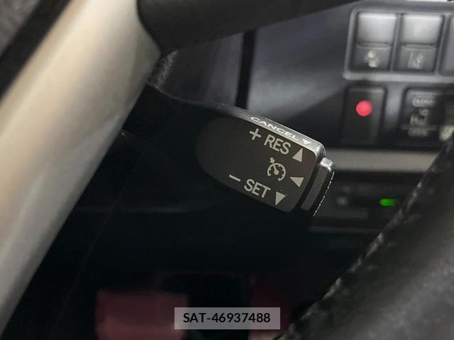 Toyota VOXY 2018-06 8361060-6