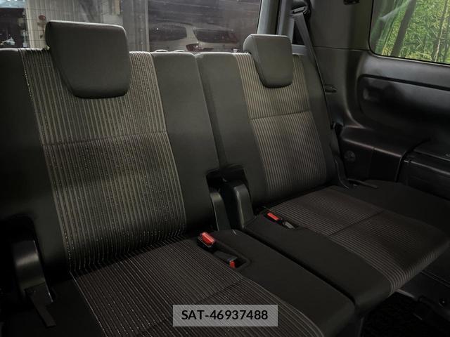 Toyota VOXY 2018-06 8361060-9