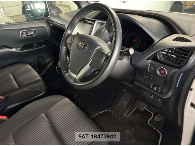Toyota VOXY 2018-04 8361411-2