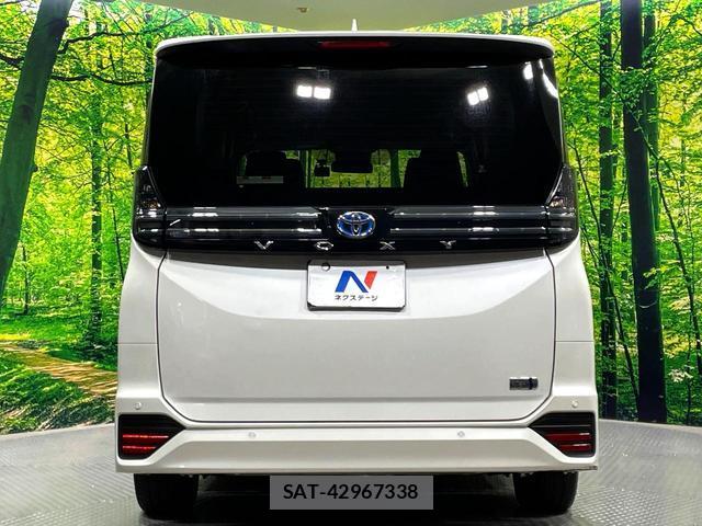 Toyota VOXY 2023-02 8361512-16