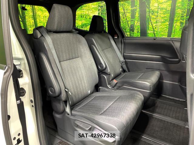 Toyota VOXY 2023-02 8361512-9