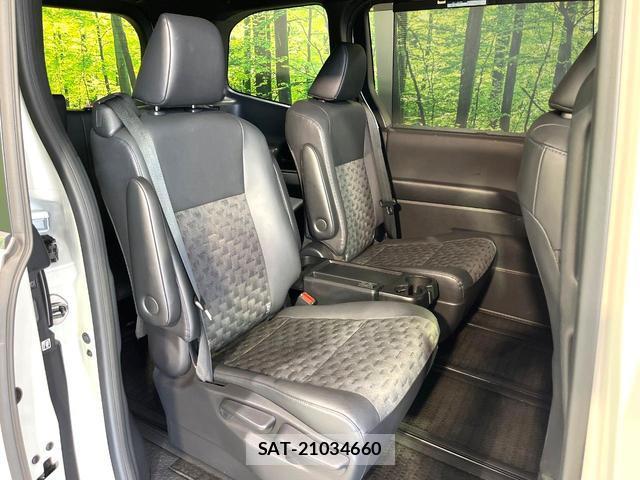 Toyota VOXY 2022-04 8361838-7