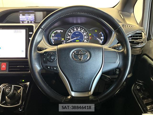 Toyota VOXY 2019-06 8362001-12