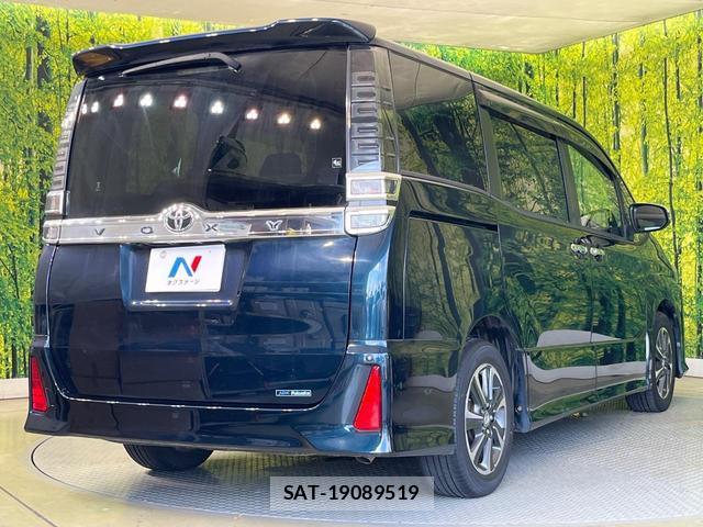 Toyota VOXY 2018-06 8362043-16