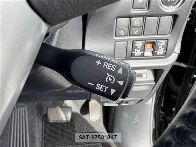 Toyota VOXY 2017-11 8362044-15