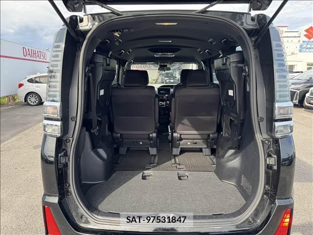 Toyota VOXY 2017-11 8362044-19