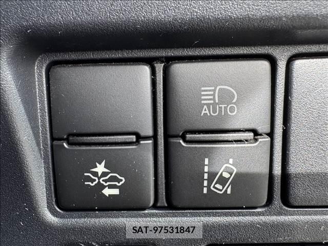 Toyota VOXY 2017-11 8362044-4